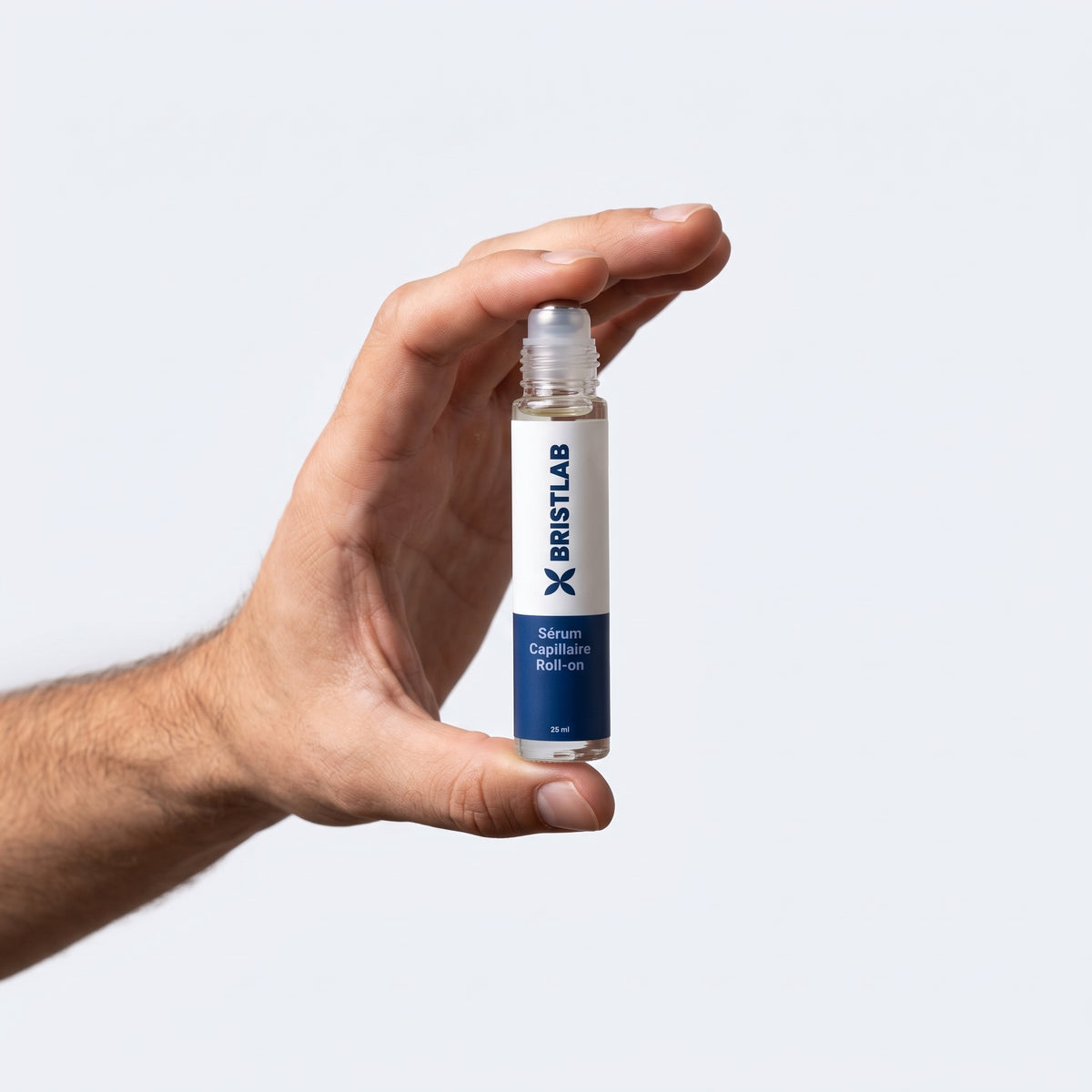Flacon Bristlab 25 ml tenu en main